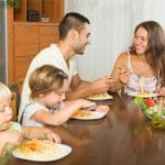 Napinat pois ruokapöydästä – tympeä tunnelma yhteydessä lasten ylipainoon